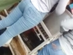 Deliciosa perrita en jeans ajustaditos modelando para la camara