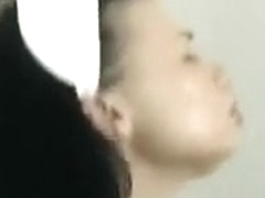 Un malade se réconforte avec son infirmière qui le suce