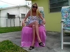 Skinny hot mom is showing her muff outdoor on a loan