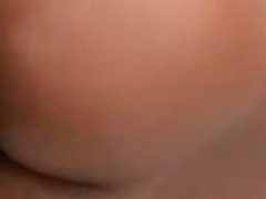 Un queutard nique deux brésiliennes à la peau bien huilée