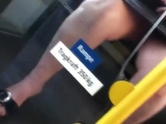 Versteckte Kamera filmt Dame im Bus zwischen den Beinen