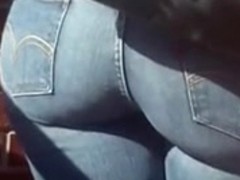 BIG DONK BOOTY IN JEANS.DAYUM!!!