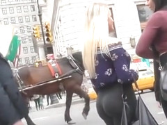 Blonde tourist of the wonderful ass of legging part 2