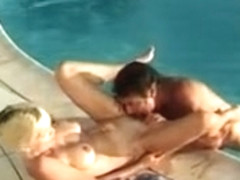 Un couple excité pratique la sodomie à la piscine